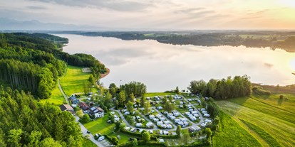 Campingplätze - Auto am Stellplatz - Campingplatz Stein am Simssee umrandet von Wiesen, Wald und See - Camping Stein