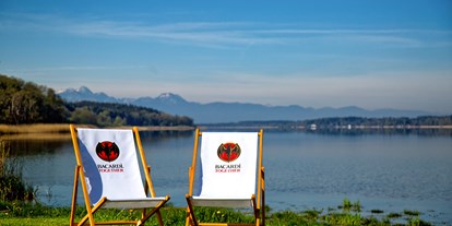 Campingplätze - Besonders ruhige Lage - Bayern - Liegestühle mit Blick über den See auf die Berge - Camping Stein