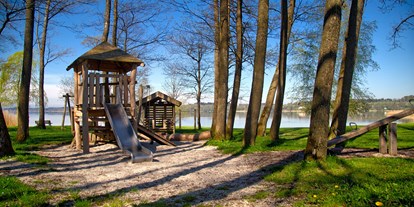 Campingplätze - LCB Gutschein - naturbelassener Spielplatz mit hohen Bäumen, direkt am See - Camping Stein