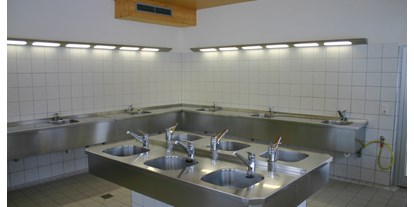 Campingplätze - Duschen mit Warmwasser: inklusive - Geschirrspülraum - Chiemsee-Camping Rödlgries