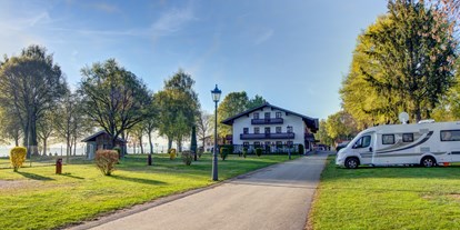 Campingplätze - Wohnwagenstellplatz vor der Schranke - Oberbayern - Strandcamping Waging am See