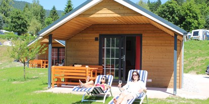 Campingplätze - Visa - Berchtesgaden - Relaxen vor dem Alpen-Chalet - Camping-Resort Allweglehen