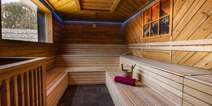 Campingplätze - Visa - Berchtesgaden - Sauna im Altholz-Look mit Panoramafenster - Camping-Resort Allweglehen