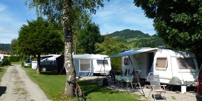 Campingplätze - Kinderspielplatz am Platz - Unsere Wohnwagenstellplätze mit dem Stoffelberg im Hintergrund. - Camping Zeh am See/ Allgäu