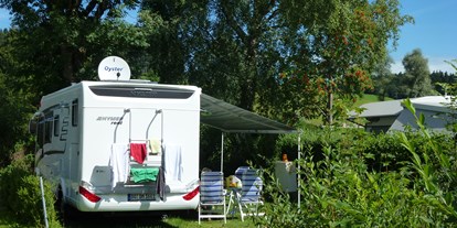 Campingplätze - Auto am Stellplatz - Unsere Wohnmobilstellplätze im Grünen.  - Camping Zeh am See/ Allgäu