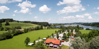 Campingplätze - Ecocamping - Luftaufnahme vom Camping Zeh am See mit unserer Sonnenterrasse vom Kiosk. - Camping Zeh am See/ Allgäu