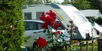 Campingplätze - Auto am Stellplatz - Auf unseren Wohnwagenstellplätzen findet auch stets Ihr Auto mit Platz. - Camping Zeh am See/ Allgäu