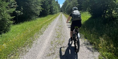 Campingplätze - Grillen mit Holzkohle möglich - Das Allgäu mit dem Rad entdecken. - Camping Zeh am See/ Allgäu