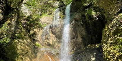 Campingplätze - Ver- und Entsorgung für Reisemobile - Unser Dorf Niedersonthofen hat einen eigenen wunderschönen Wasserfall. Sie können direkt vom Campingplatz aus dorthin wandern.  - Camping Zeh am See/ Allgäu