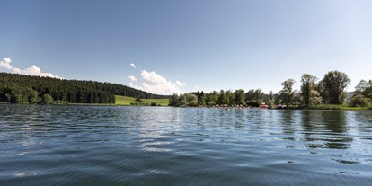 Campingplätze - Zentraler Stromanschluss - Unser schöner Badeplatz am Niedersonthofener See, nur ein Katzensprung vom Campingplatz entfernt.   - Camping Zeh am See/ Allgäu
