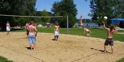 Campingplätze - Zentraler Stromanschluss - Auch einen Beachvolleyballplatz finden Sie am Badeplatz.  - Camping Zeh am See/ Allgäu