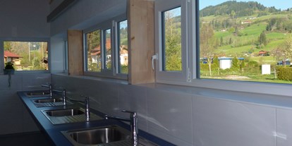 Campingplätze - Zentraler Stromanschluss - Der Spülbereich mit Panoramablick auf den Stoffelberg.  - Camping Zeh am See/ Allgäu