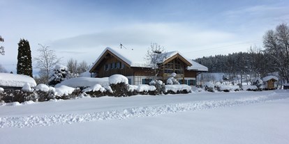 Campingplätze - Wäschetrockner - Die Aussicht von der Langlaufloipe auf die verschneite Campingplatzanlage.  - Camping Zeh am See/ Allgäu