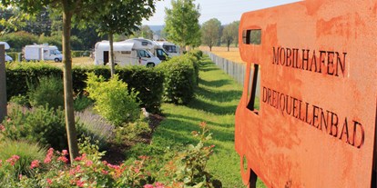 Campingplätze - Frischwasser am Stellplatz - Ostbayern - Wohnmobilhafen mit Kurzzeitstandplätze und Anreisezone. - Kur- & Feriencamping Holmernhof Dreiquellenbad
