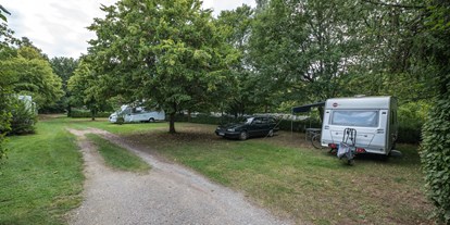 Campingplätze - Auto am Stellplatz - Spessart Camping Schönrain