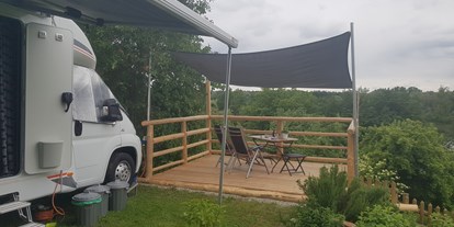 Campingplätze - Ver- und Entsorgung für Reisemobile - Terrassenplatz mit eigener Terrasse und Seeblick - Campingplatz am Marktler Badesee