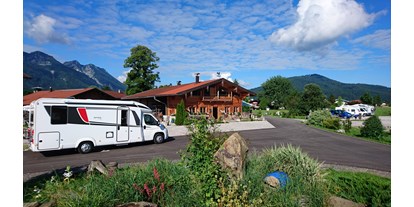Campingplätze - Mastercard - Oberbayern - Rezeption mit Einfahrtsbereich  - Camping Lindlbauer