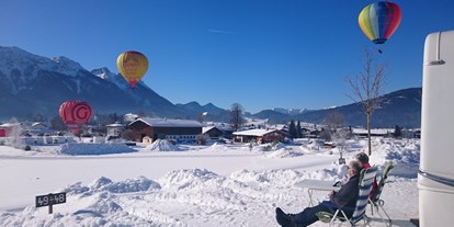 Campingplätze - Spülmaschinen - Bayern - Panoramaplatz mit Blick auf die Berge im Winter während der Ballonwoche  - Camping Lindlbauer