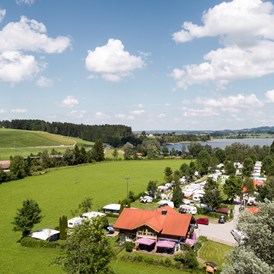 Campingplatz: Luftaufnahme vom Camping Zeh am See mit unserer Sonnenterrasse vom Kiosk. - Camping Zeh am See/ Allgäu