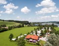 Campingplatz: Luftaufnahme vom Camping Zeh am See mit unserer Sonnenterrasse vom Kiosk. - Camping Zeh am See/ Allgäu