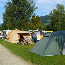 Campingplatz: Auch für unsere Zeltliebhaber haben wir Plätze. Sie finden bei uns keine große Zeltwiese, sondern parzelierte Zeltplätze für Ihr Zelt mit Auto.  - Camping Zeh am See/ Allgäu