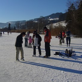 Campingplatz: Immer wieder ist auch unser Niedersonthofener See im Winter zugefroren.  - Camping Zeh am See/ Allgäu